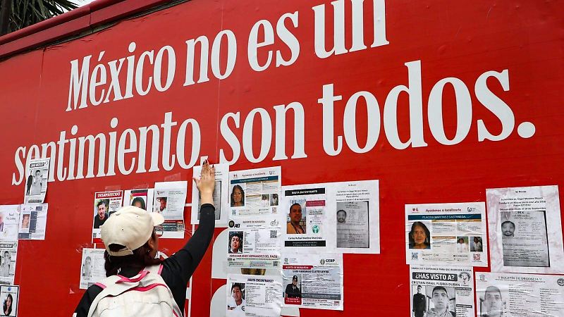 Madres buscadoras tapizan alrededores del Estadio Banorte con fichas de sus desaparecidos